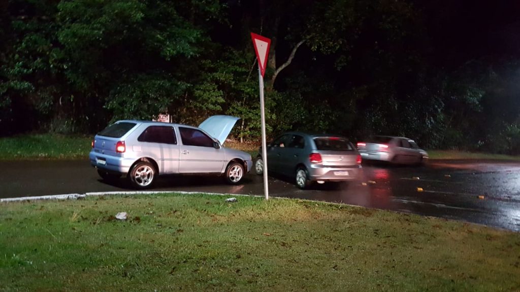 Colisão frontal envolve dois carros na Rua Jacarezinho