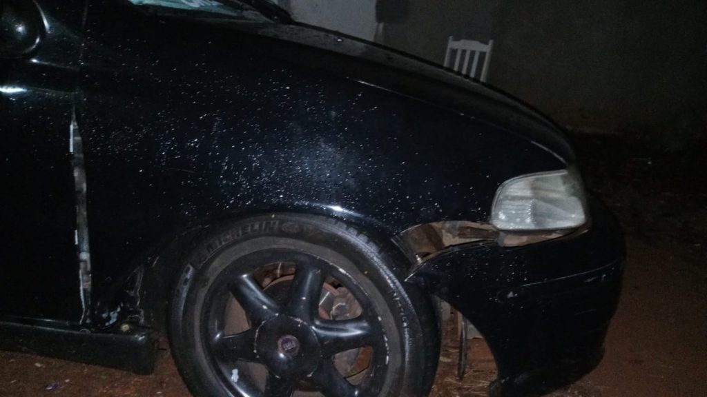 Após cair em buraco e danificar carro na Rua Xavantes, motorista deixa alerta para outros condutores