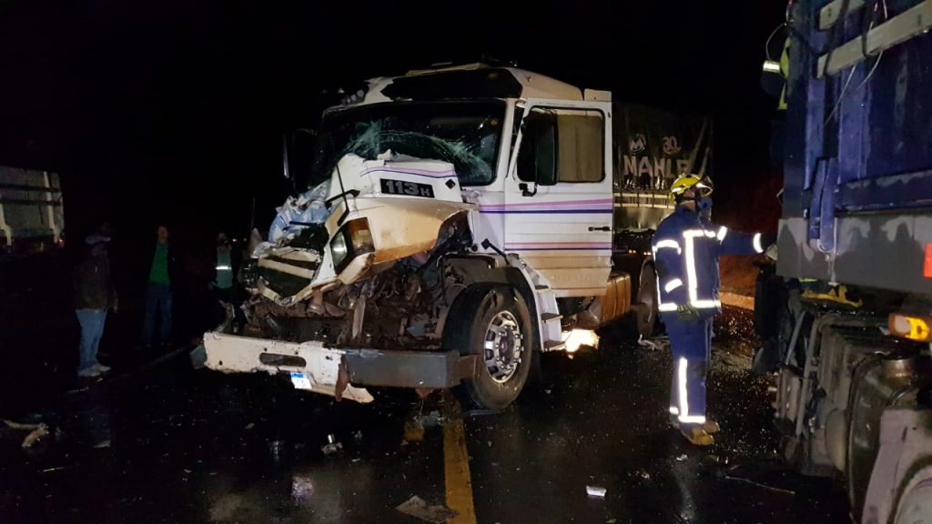Carretas se envolvem em forte colisão na BR-163, no Contorno Oeste