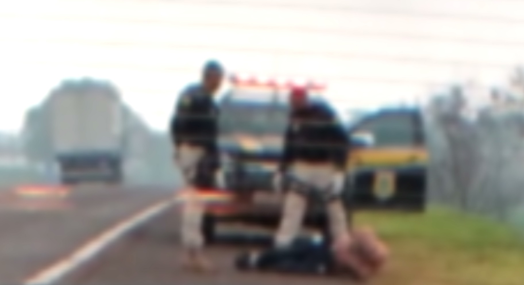 Homem em surto é contido pela PRF na BR-369; Samu foi mobilizado para atendê-lo Imagem referente a Homem em surto é contido pela PRF na BR-369; Samu foi mobilizado para atendê-lo