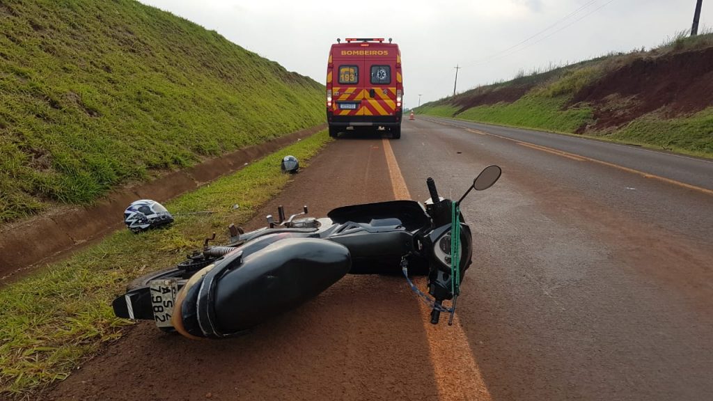 Duas pessoas ficam feridas em queda de moto na PR-486