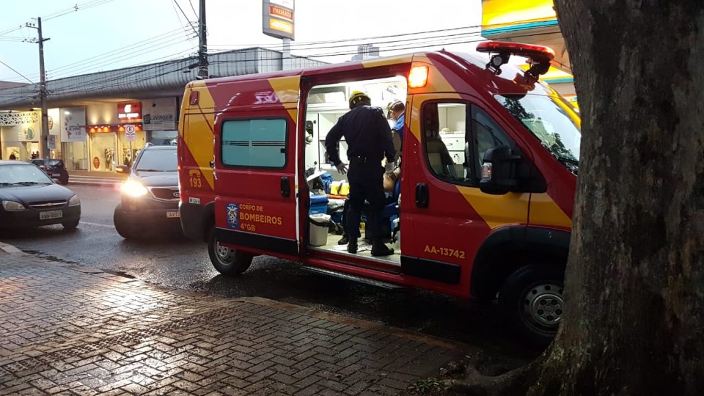 Adolescente de 17 anos é atropelado por carro no Centro