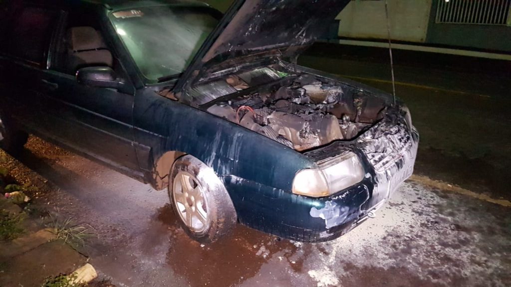 Santana Quantum pega fogo na Rua Jacarezinho