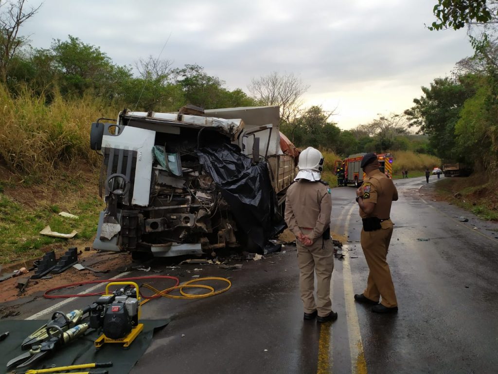 Homem morre em batida entre caminhão e bitrem, na PR-489