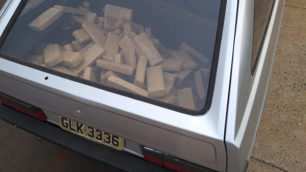 Motorista tenta fugir de abordagem, mas carro é apreendido com 121 kg de maconha