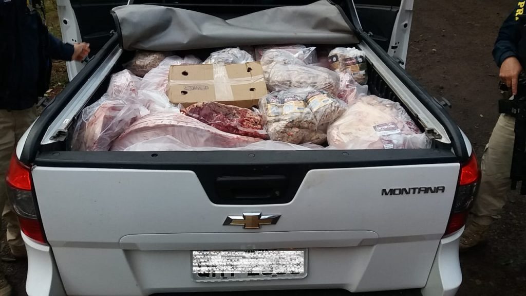 PRF apreende 600 kg de carne sendo transportada sem refrigeração e sem condições de consumo humano na BR-282