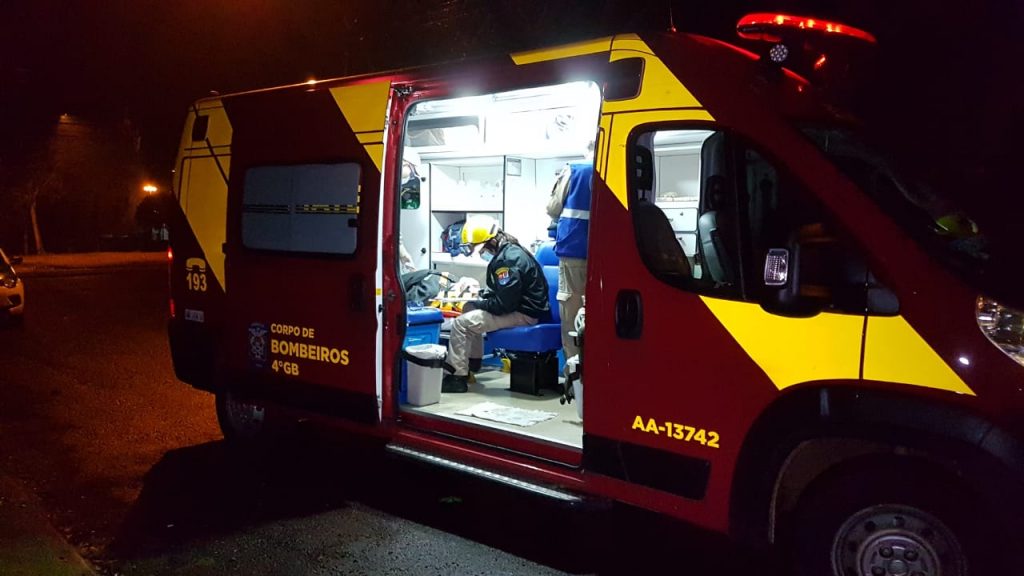 Idoso é socorrido pelo Siate após sofrer queda em escada na Rua Pedro Baú