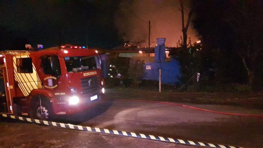 Residência é destruída por incêndio no Bairro Cataratas