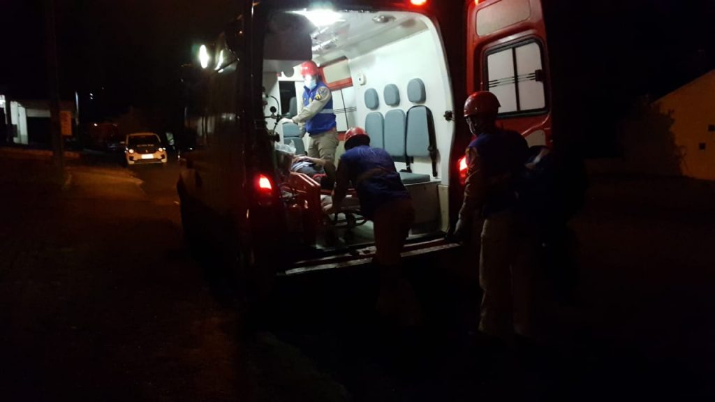 Homem cai de ponte sobre riacho no Bairro Neva e precisa do resgate do Siate