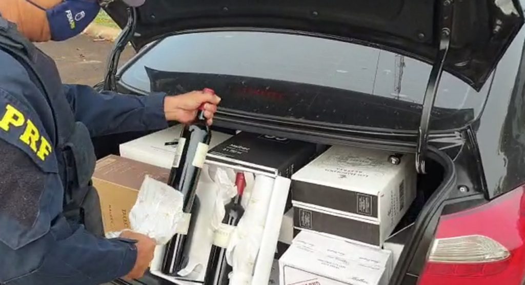 Foz do Iguaçu: PRF apreende descaminho de vinhos da Argentina