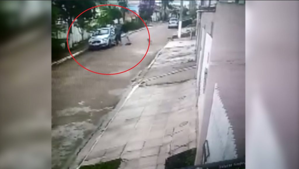 Vídeo mostra homem sendo sequestrado na frente de casa em Curitiba