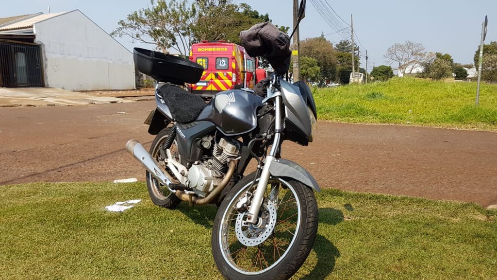 Celta e moto batem em cruzamento no Bairro Brasmadeira
