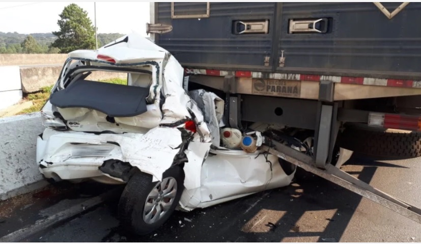 Motorista sai ileso mesmo após carro ser destruído em batida contra caminhão