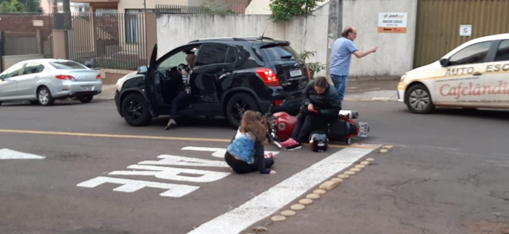 Duas pessoas ficam feridas em colisão entre Tracker e moto no Centro