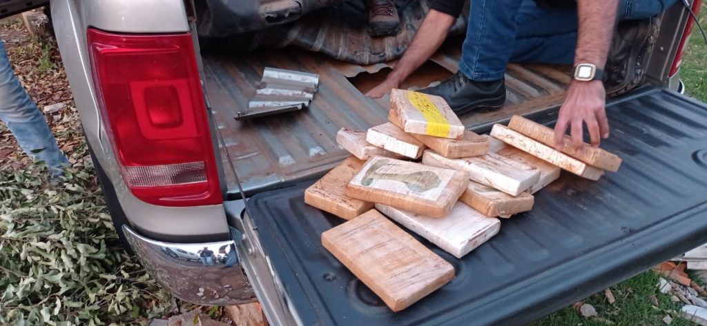 PM faz grande apreensão de cocaína em Missal e pede ajuda da população para localizar fugitivo