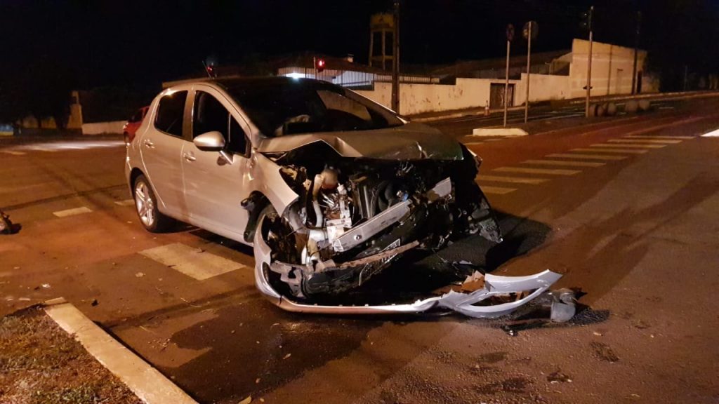Peugeot tem frente destruída em forte colisão no Bairro São Cristóvão