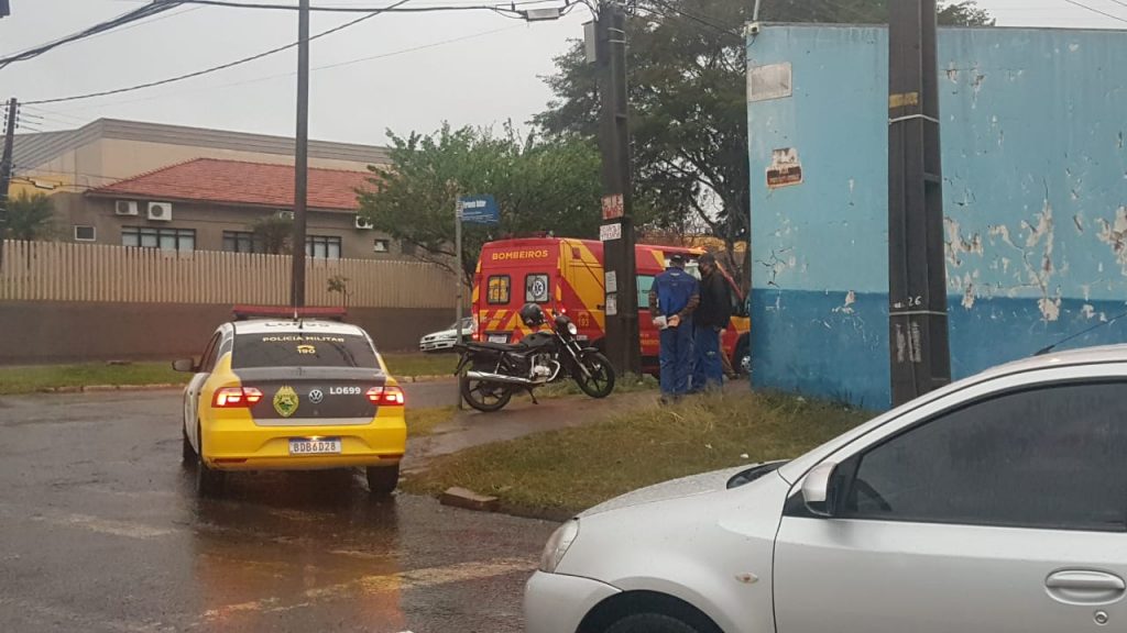 Mulher fica ferida após colisão entre carro e moto