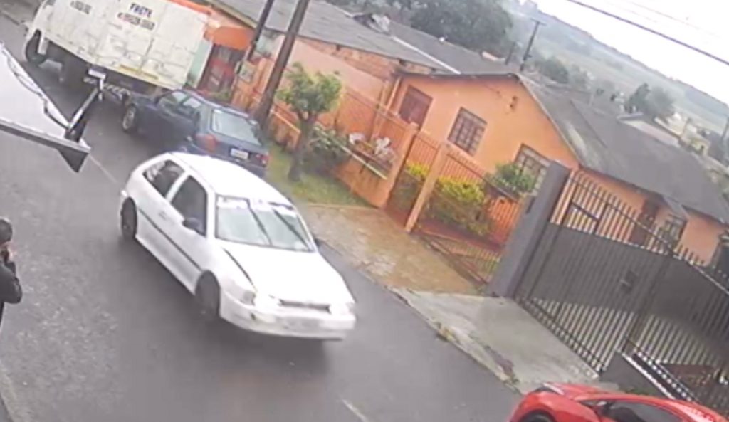 Internauta tenta localizar motorista de Gol que se envolveu em acidente no Bairro Floresta