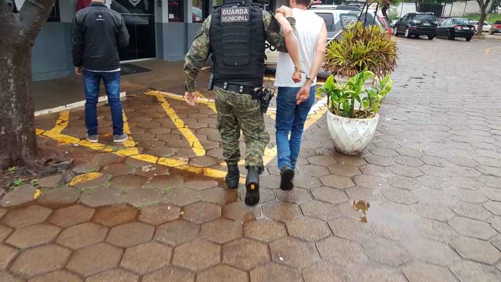 Homem é detido após ameaçar casal no Jardim Quebec