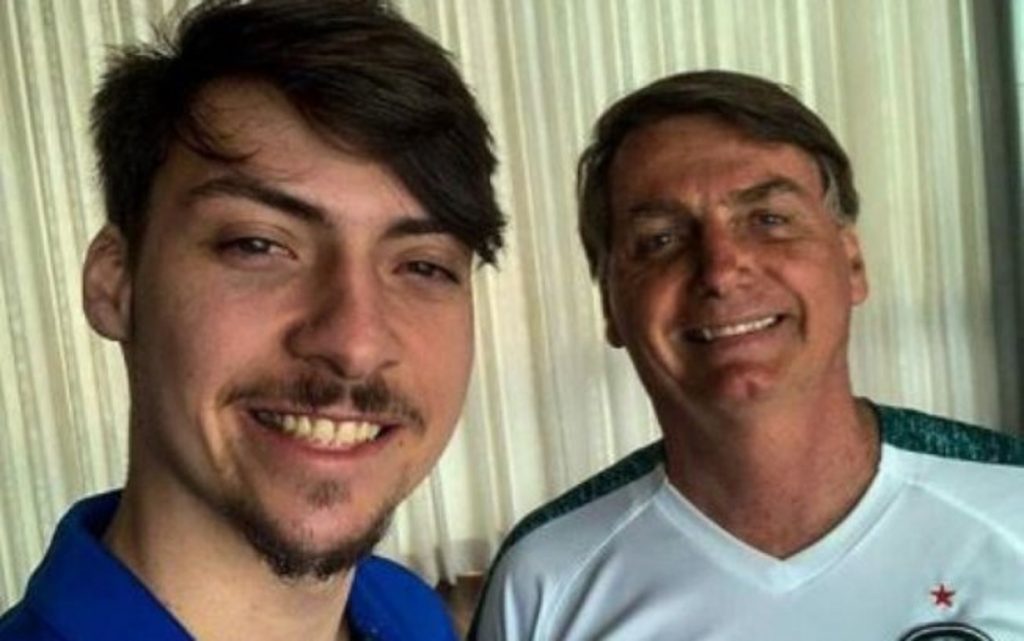 Filho mais novo de Bolsonaro está com Covid-19