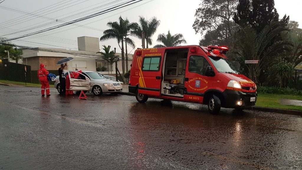 Tucson e Astra batem em cruzamento na Região Central