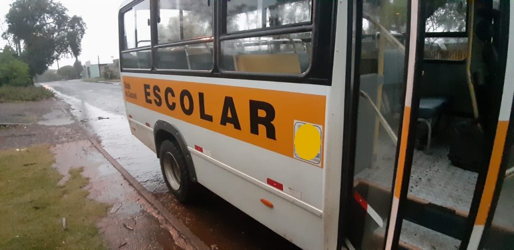 Ônibus escolar abandonado com portas abertas preocupa moradora do Bairro Santa Felicidade