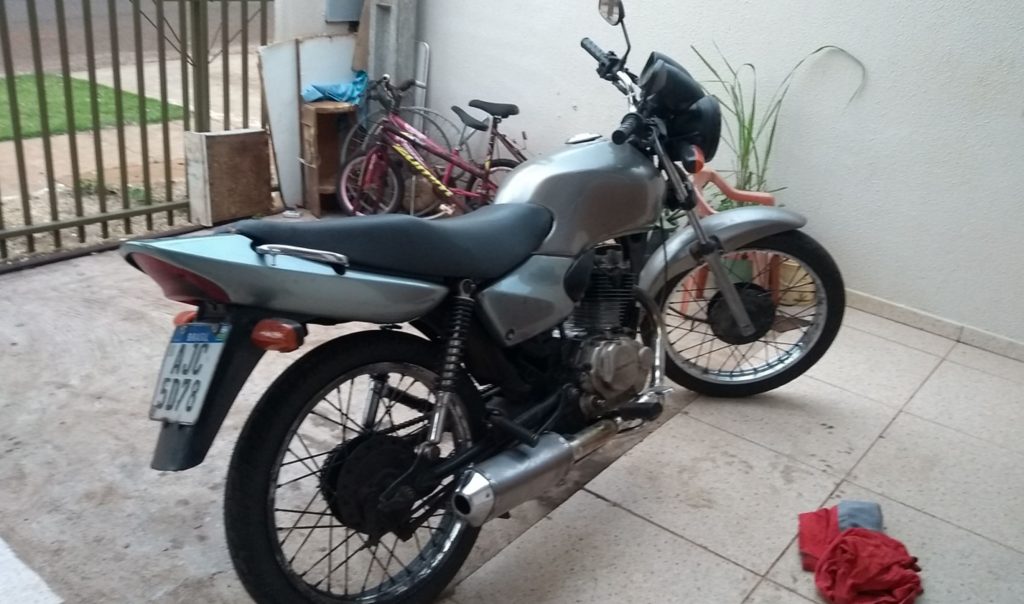 Ladrão furta Honda CG 125 Titan na garagem de residência, no Bairro Brasmadeira