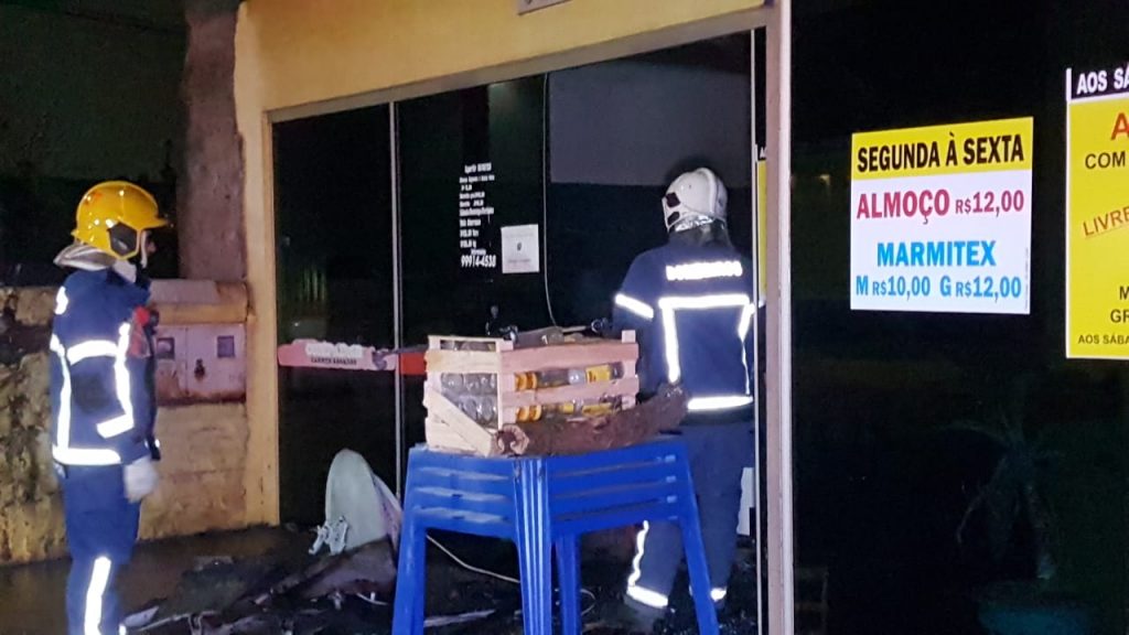 Labareda em churrasqueira atinge mesas e Corpo de Bombeiros é acionado