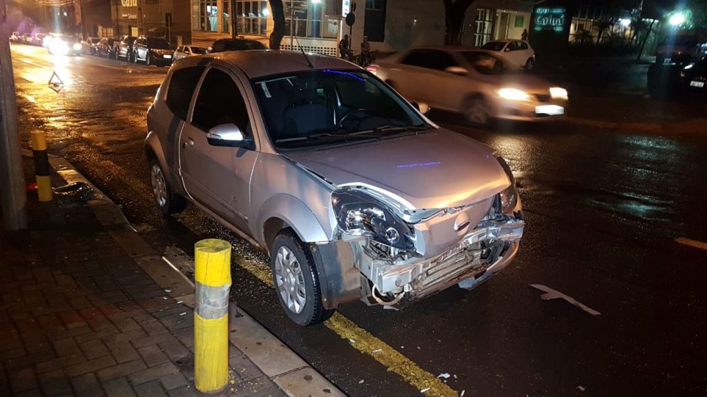 Acidente entre carros é registrado na Rua Paraná