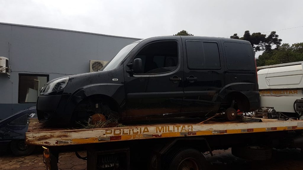 Doblo com registro de furto é encontrado sem rodas, bateria e som