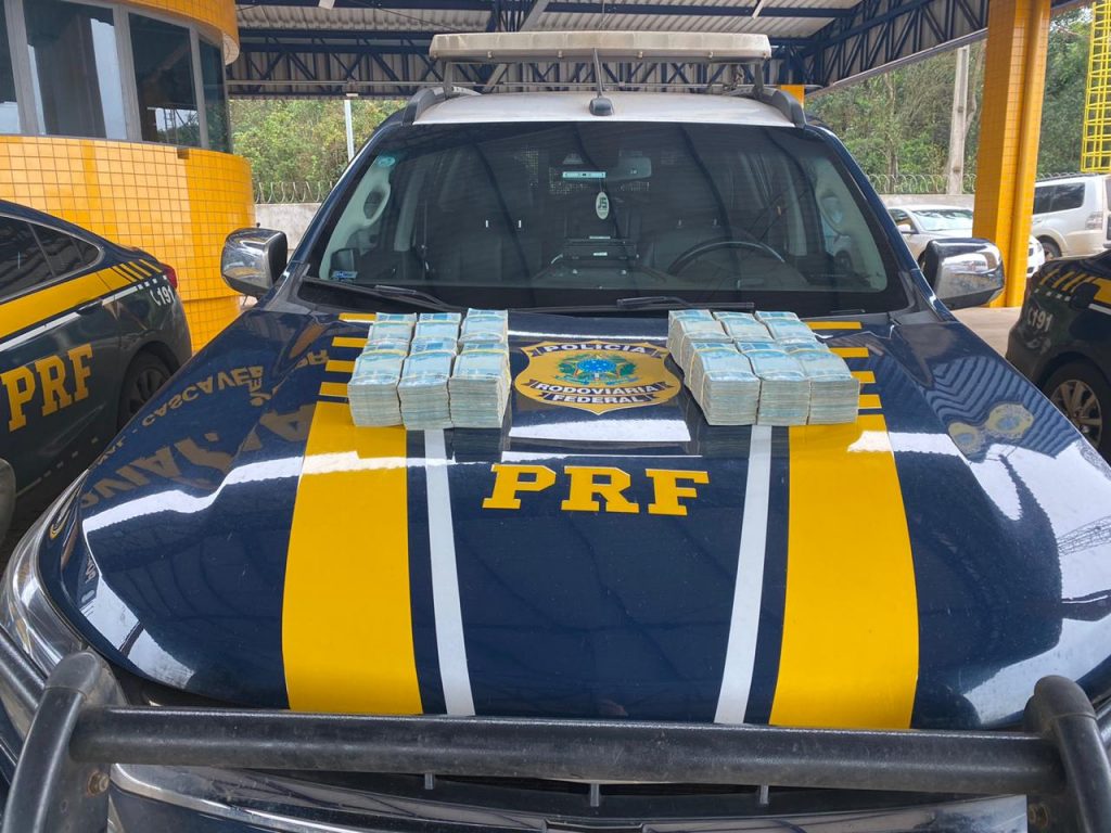 Duas pessoas são flagradas com R$ 600 mil em ação da PRF na BR-277