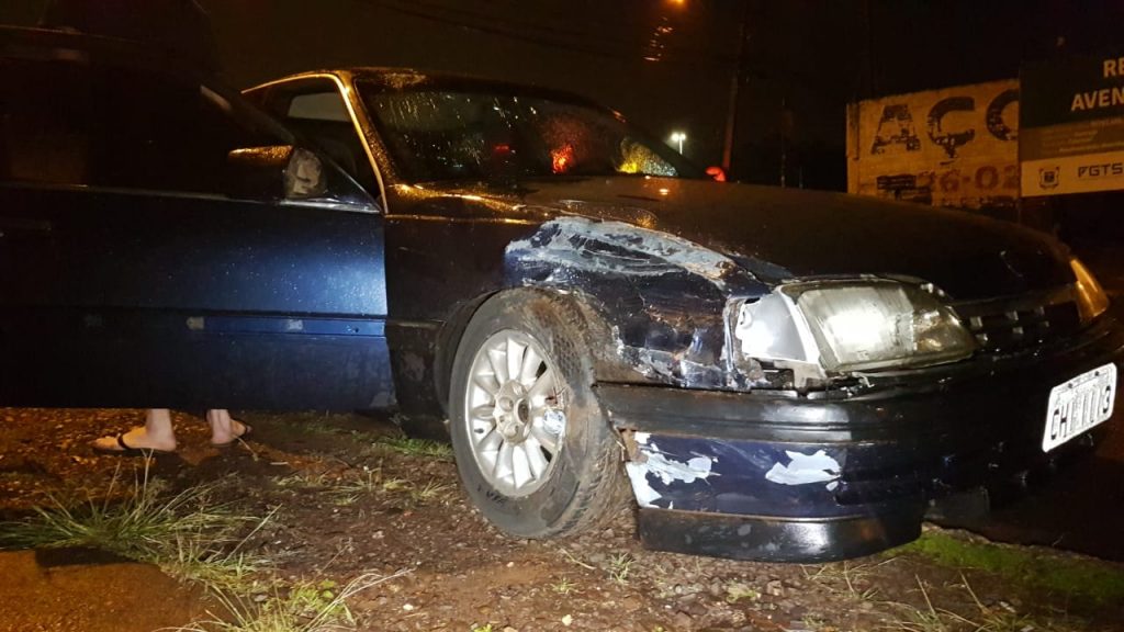Omega se envolve em colisão com moto no Bairro Guarujá