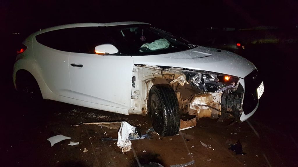 Hyundai Veloster e caminhonete batem às margens da BR-369