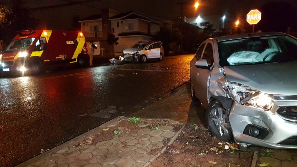 Forte colisão entre carros é registrada no Bairro Parque São Paulo