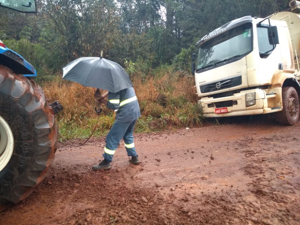 Trabalhadores e moradores sofrem com as más condições de estrada rural em São João do Oeste