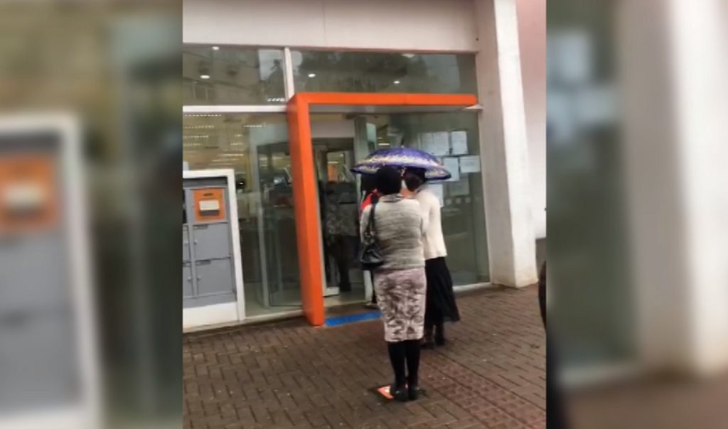 Clientes que ficaram na chuva aguardando por atendimento reclamam de agência bancária no Centro
