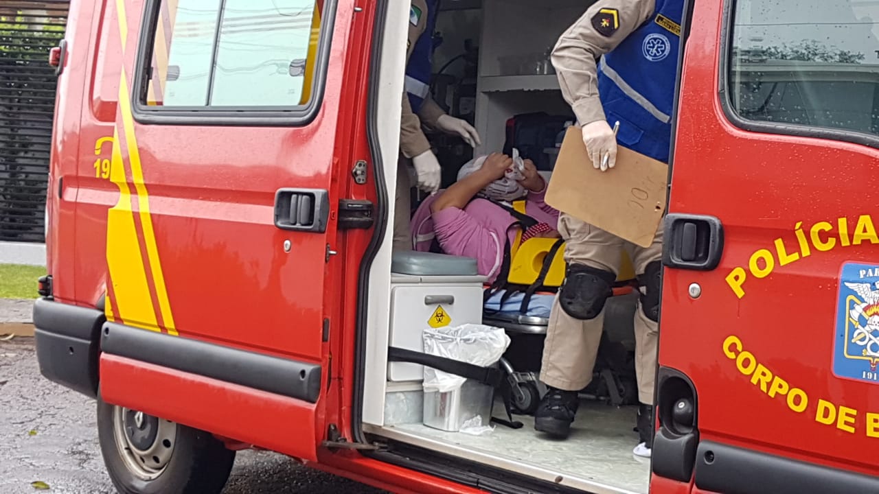Mulher é socorrida após queda no Bairro Tropical
