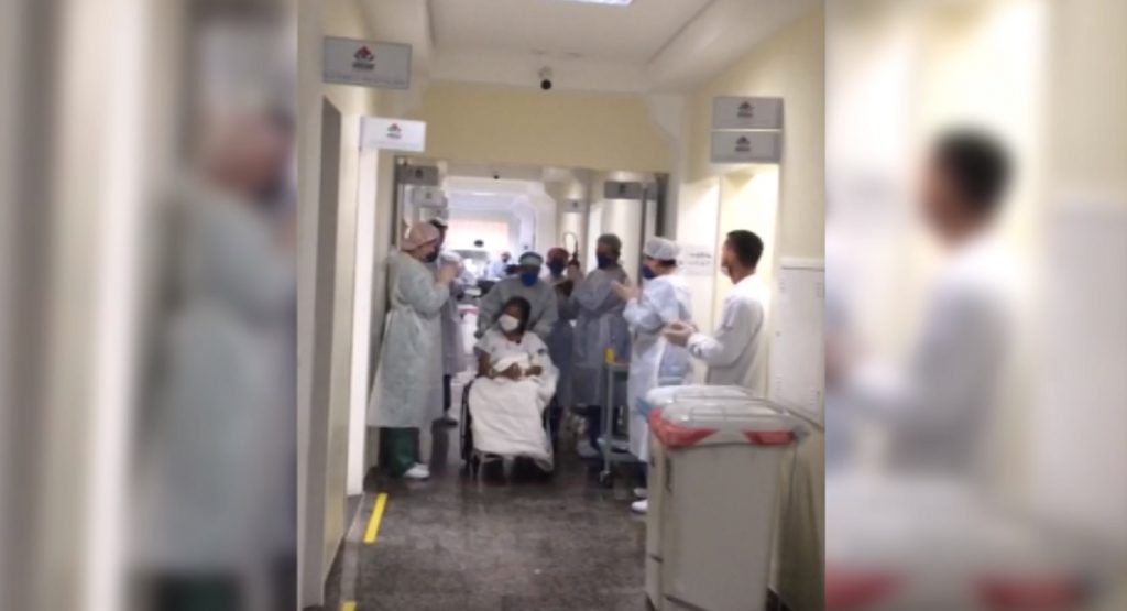 Sob aplausos, paciente recebe alta da UTI, no Hospital de Retaguarda