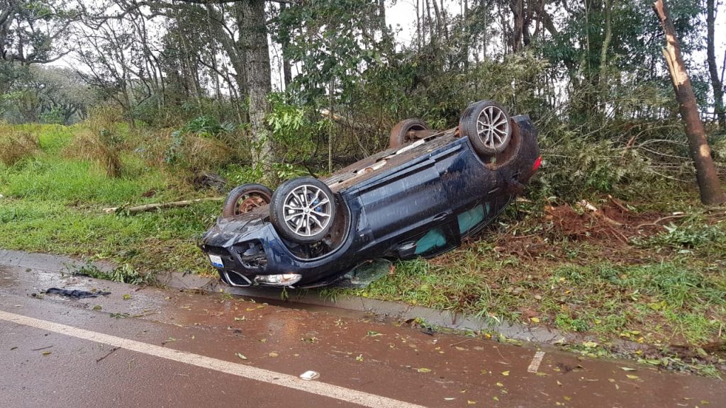 Mulher é socorrida após capotar BMW na rodovia BR-467