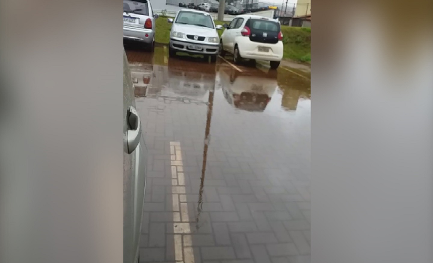 Sem escoamento de água, internauta fica ilhado em estacionamento
