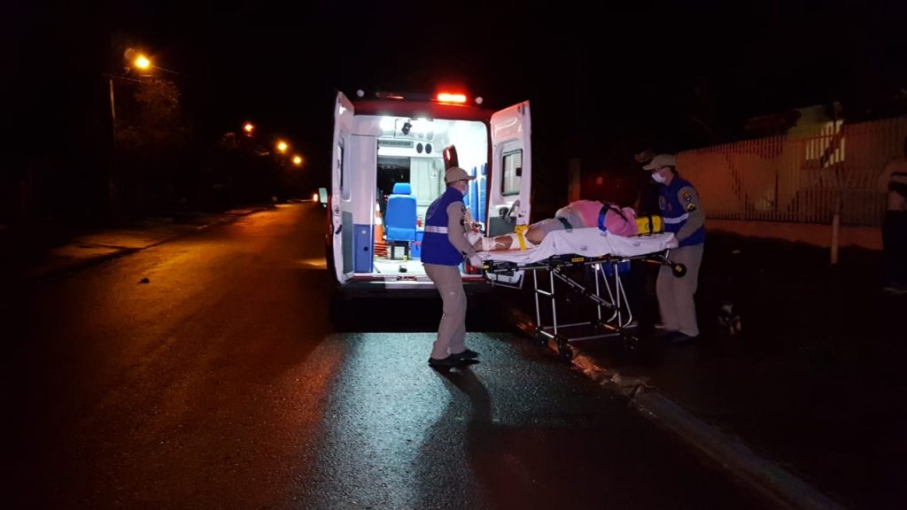 Mulher sofre queda em residência e precisa dos cuidados do Siate no Floresta