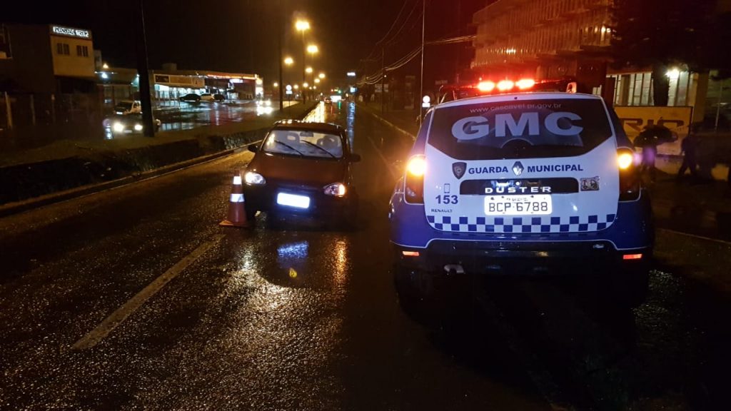 Carro atinge mureta no viaduto da Avenida Carlos Gomes