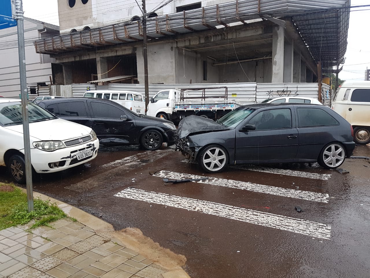 Três carros se envolvem em colisão na Região Central