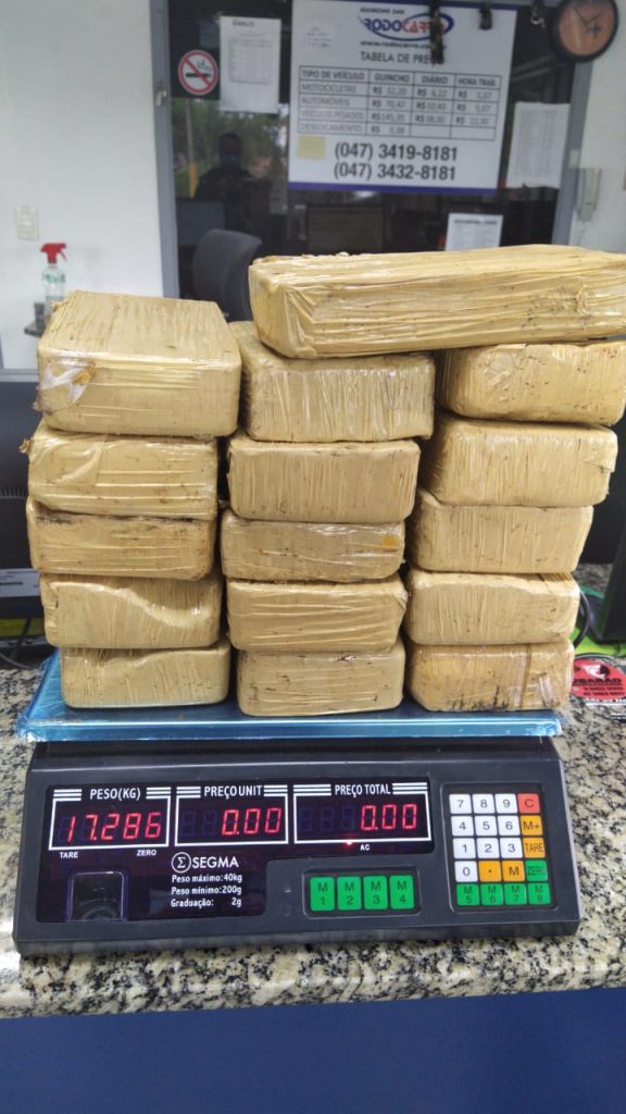 Casal de Foz do Iguaçu é preso com pasta-base de cocaína na lataria de carro em Joinville
