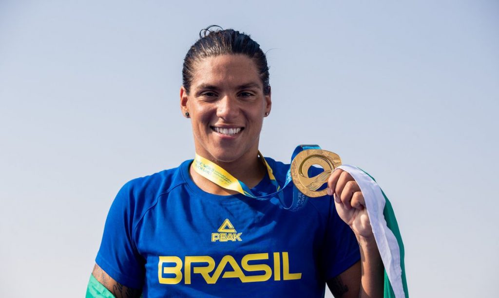 Ana Marcela anuncia retorno a competições e homenagem a Senna
