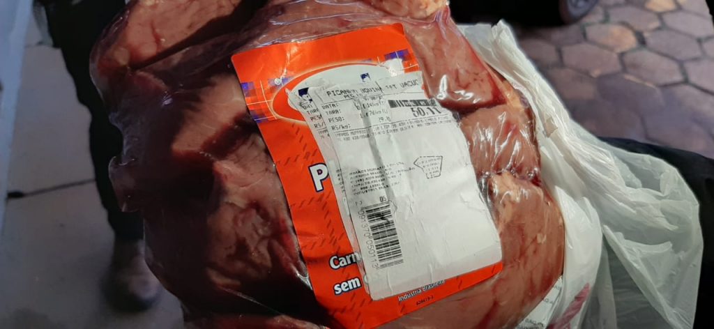 Homem esconde peça de picanha em banheiro e acaba detido pela PM