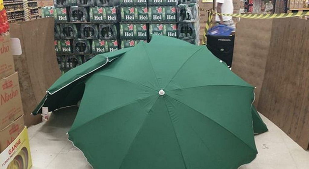 Trabalhador morre em hipermercado e corpo é coberto por guarda-sóis