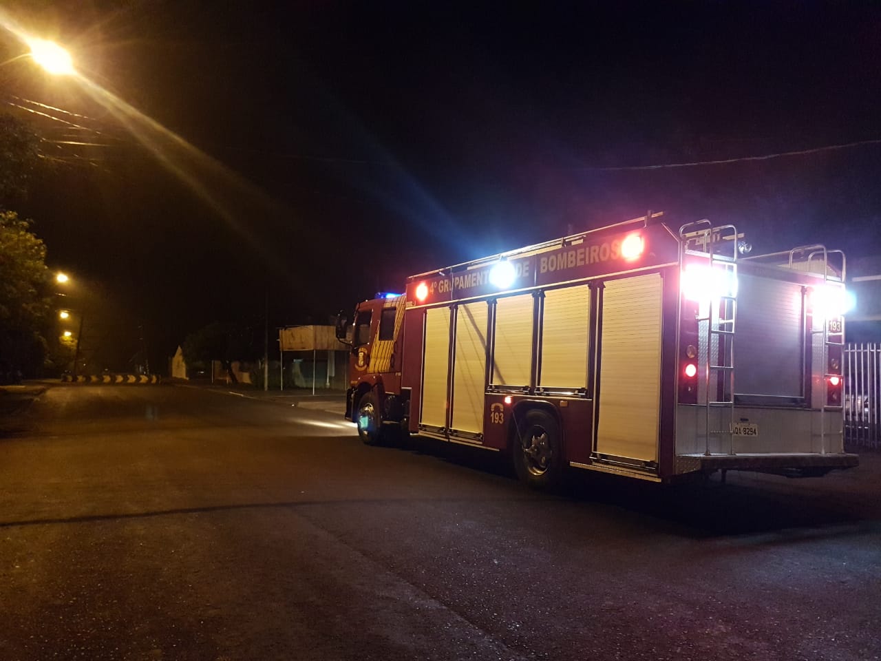 Bombeiros são acionados para resgatar cobra dentro do banheiro no Santa Felicidade Imagem referente a Bombeiros são acionados para resgatar cobra dentro do banheiro no Santa Felicidade