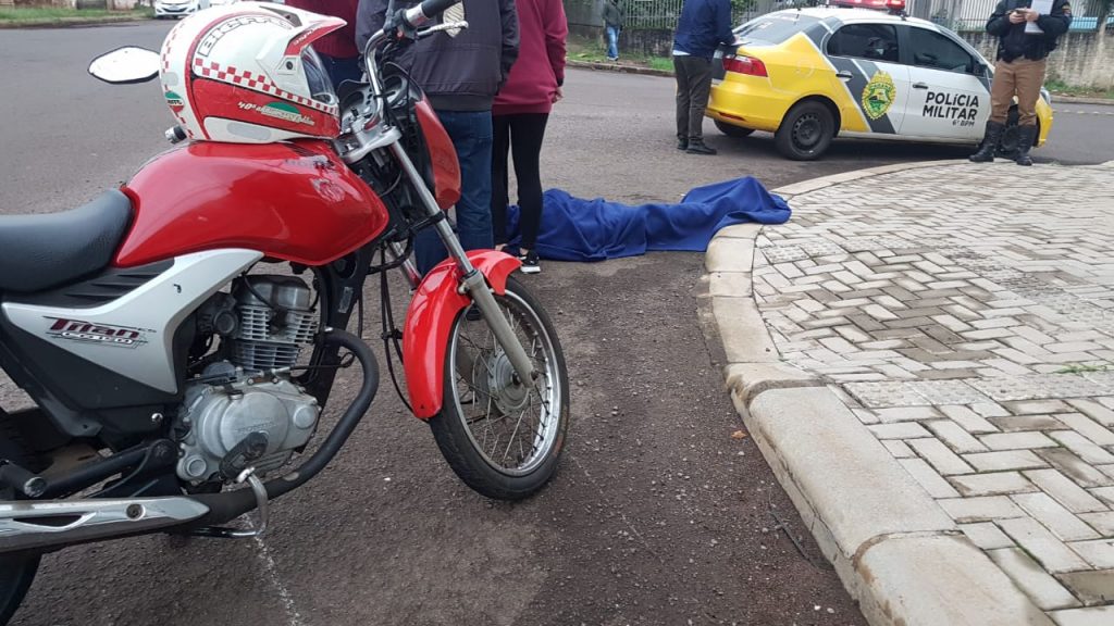 Jovem fica ferido após colisão entre carro e moto no Centro