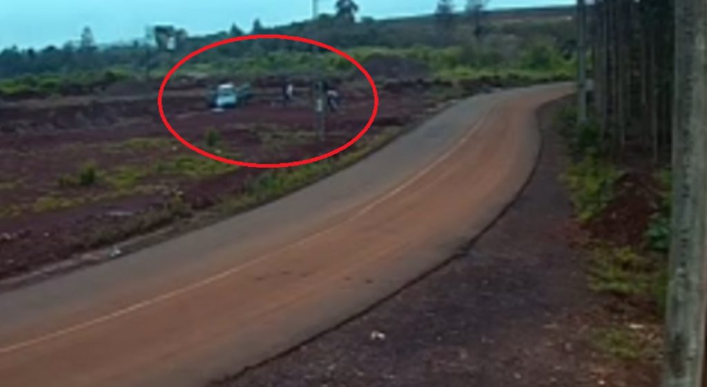 Câmera mostra ladrões abandonando Escort furtado; eles contaram com apoio de um Astra